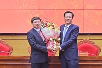 Đồng chí Nguyễn Văn Đọc chúc mừng đồng chí Nguyễn Xuân Ký được bầu làm Bí thư Tỉnh ủy Quảng Ninh.