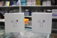 Airpods "nhái" được nhiều người chọn mua vì giá rẻ chỉ bằng 1/10 sản phẩm thật. Ảnh: Bảo Lâm.