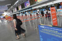 Việc cổ phần hóa không đúng quy định khiến ACV rơi vào tình cảnh “trở đi mắc núi, trở lại mắc sông”.