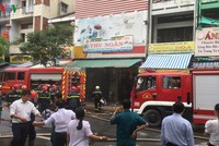 Cháy cửa hàng in thiệp cưới tại TP HCM, khiến giao thông ùn ứ cục bộ. 