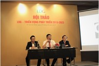 Ông Nguyễn Khánh Hưng, chủ tịch Hội đồng Quản trị LDG Group (giữa) chia sẻ thông tin với các nhà đầu tư trong hội thảo “LDG – Triển vọng phát triển 2019-2023”. 
