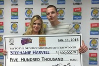Vợ chồng Stephanie Harvell và Mitchell Arnswald trong ngày lĩnh giải thưởng xổ số (Ảnh: Michigan Lottery).