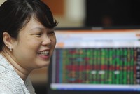 Thị trường chứng khoán đã phản ứng tích cực sau khi thông tin hạ lãi suất được công bố .