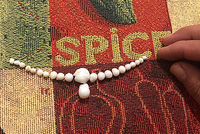 Một số những viên ngọc mà ông Eric tìm thấy trong một con hàu. Ảnh: CBC.