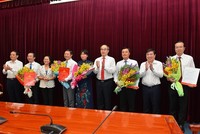 Lãnh đạo Thành ủy, HĐND, UBND TP.HCM chúc mừng 5 Thành ủy viên mới được bổ sung.