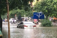 Một ô tô bị chết máy giữa đường ngập nước.