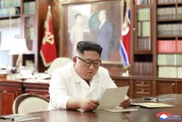 Hình ảnh do truyền thông Triều Tiên công bố, mô tả ông Kim Jong Un đang đọc thư của Tổng thống Trump vào ngày 23/6 tại văn phòng làm việc. Ảnh: Yonhap.