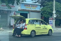 Hình ảnh xe ô tô của hãng taxi Vàng chở 11 người được người dân chụp lại.