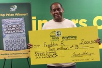Freddie Robinson cùng giải xổ số 2 triệu đô la của mình hồi năm 2017.