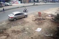 Người đàn ông đang tiến lại gần chiếc Vios. Ảnh: Cắt từ clip. 