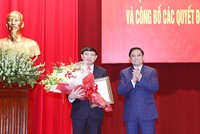 Đồng chí Phạm Minh Chính trao quyết định và chúc mừng đồng chí Nguyễn Xuân Ký.