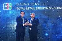 Đại diện Sacombank, Ông Phạm Đức Duy - Giám đốc Trung Tâm Thẻ (bên phải) nhận giải thưởng từ ông Kimihisa Imada – Giám đốc Điều hành Tổ chức thẻ Quốc tế JCB International.