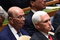 Bộ trưởng Thương mại Mỹ Wilbur Ross nhắm mắt khi Tổng thống Donald Trump phát biểu tại Đại hội đồng Liên Hợp Quốc ngày 24/9. (Ảnh: Reuters).