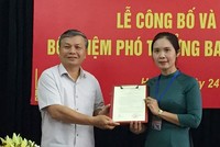 Thứ trưởng Nguyễn Trọng Thừa trao quyết định và chúc mừng đồng chí Trần Thị Minh Nga.