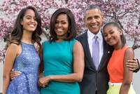 Malia có được sự bình tĩnh của bố còn Sasha giống mẹ hơn. Vì thế, ông bà Obama cần có chiến lược riêng để nuôi dạy từng người. Ảnh: Getty Images.