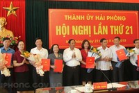 Lãnh đạo Thành ủy Hải Phòng trao quyết định và chúc mừng các đồng chí được chỉ định làm Ủy viên Ban Chấp hành Đảng bộ thành phố Hải Phòng.