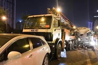 Bốn xe tai nạn liên hoàn trên cầu vượt Mai Dịch. Ảnh: Gia Chính.