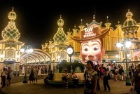 Các Công viên giải trí Disneyland sáng rực về đêm và luôn tấp nập khách (Ảnh: Internet).