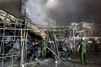 Mặt tiền toà nhà đã bị đổ sập. Ảnh: Giang Chinh.