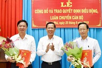 Bí Thư Tỉnh ủy Phan Văn Mãi trao quyết định cho đồng chí Nguyễn Trúc Sơn (bên phải) và đồng chí Lê Văn Khê.