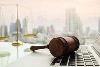 Thủ tục trả cổ tức đối với doanh nghiệp niêm yết tốt hơn nên được chế định tại Luật Chứng khoán và việc trả nên là mỗi nửa năm để không ảnh hưởng đến giá cổ phiếu và chỉ số.