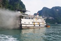 Ngọn lửa xuất phát từ phía đuôi tàu Yến Ngọc. Ảnh: UBND Quảng Ninh.