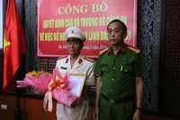 Đại tá Trần Mưu, Phó Giám đốc Công an TP. Đà Nẵng, trao quyết định điều động và bổ nhiệm Thượng tá Nguyễn Văn Cung giữ chức vụ Chánh Văn phòng Cơ quan Cảnh sát điều tra.