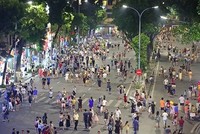 Phố đi bộ Hồ Gươm mở từ 18h thứ sáu đến 0h chủ Nhật. Ảnh: Ngọc Thành.