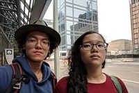 Mika (trái) quan niệm tiền có thể mua được hạnh phúc. Ảnh: Medium.