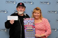 Hai vợ chồng 3 lần liên tục trúng xổ số độc đắc 1 triệu USD.