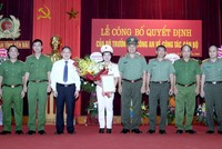 Thượng tá lê Thị Thanh Hằng nhận quyết định và hoa chúc mừng từ lãnh đạo tỉnh Yên Bái và Ban Giám đốc Công an tỉnh.