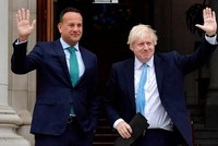 Thủ tướng Anh Boris Johnson (phải) và người đồng cấp Ireland Leo Varadkar. (Nguồn: Independent).