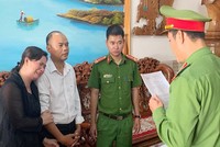 Ông Hưu nghe đọc quyết định bắt tạm giam.