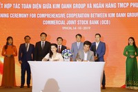 Trong ảnh là bà Đặng Thị Kim Oanh, Tổng giám đốc Kim Oanh Real (thành viên Kim Oanh Group) và ông Nguyễn Bá Ngọc, Phó giám đốc Khối khách hàng doanh nghiệp, Giám đốc Ngân hàng TMCP Phương Đông chi nhánh Hồ Chí Minh, thực hiện nghi thức ký kết hợp tác toàn diện.