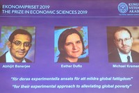 3 chủ nhân của giải thưởng Nobel Kinh tế 2019 .