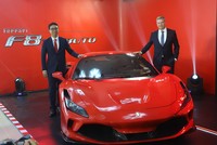 Ông Richard Kim ( trái) tổng giám đốc Supreme Auto và ông Dieter Knechtel, giám đốc điều hành Ferrari khu vực Viễn Đông và Trung Đông giới thiệu Ferrari F8 Tributo.