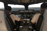 Giám sát viên bay là những phi công cơ trưởng giàu kinh nghiệm, có số giờ bay tích lũy tối thiểu 10.000 giờ.