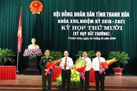 Bí thư Tỉnh ủy, Chủ tịch HĐND tỉnh Trịnh Văn Chiến tặng hoa chúc mừng các cán bộ vừa được bầu bổ sung và miễn nhiệm tại kỳ họp.