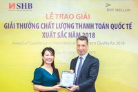 Bà Ninh Thị Lan Phương, Phó tổng giám đốc - đại diện SHB nhận giải thưởng chất lượng thanh toán quốc tế STP Award do BNY Mellon trao tặng.