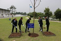 Thống đốc tỉnh Kagoshima, Nhật Bản cùng các quan khách trồng cây tại Nhà máy An Phát Xanh.