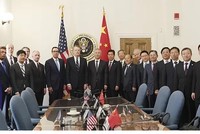 Hai đoàn đàm phán Mỹ - Trung gặp nhau tại Washington tuần trước. Ảnh: Xinhua.
