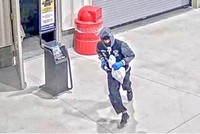 Hình ảnh tên trộm rời khỏi siêu thị Costco ở Atlanta hôm 10/10. Ảnh: WSBTV.