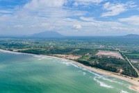 Bãi tắm đẹp, đồi cát trắng, khí hậu nắng quanh năm, ít chịu ảnh hưởng bão điều kiện lý tưởng để phát triển thế thao biển.