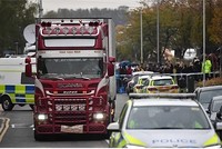 Nhân viên pháp y lái xe container rời khỏi khu công nghiệp Waterglade, thị trấn Grays, hạt Essex ngày 23/10. Ảnh: CNN.