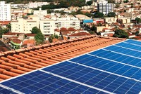 Một hệ thống điện mặt trời do Viet Capital Bank hỗ trợ vốn đang được lắp đặt trên mái nhà.