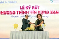 Ông Trần Ngọc Tâm - Tổng Giám đốc NAM A BANK và Bà Maud Savary Mornet - Giám đốc GCPF khu vực châu Á Thái Bình Dương cùng ký kết hợp tác triển khai chương trình Tín dụng xanh.