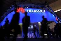 Huawei đã chi tiền để mua đến 500 bằng sáng chế từ các công ty ngoài Trung Quốc. Ảnh: AFP.