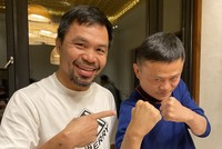 Jack Ma tập luyện đấm bốc cùng Manny Pacquiao (trái) và gửi lời “thách đấu” đến Floyd Mayweather.