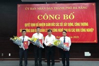 Ông Đặng Việt Dũng, Phó Chủ tịch UBND TP. Đà Nẵng trao các quyết định bổ nhiệm nhân sự - Ảnh: VGP/Lưu Hương.