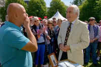 Roger trong buổi đấu giá chiếc đồng hồ.